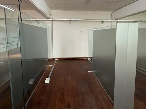 Local Varios Destinos Frente A Estación Virreyes. Cocina, 2 Baños, Entrepiso. 255 m2 + entrepiso 105 m2