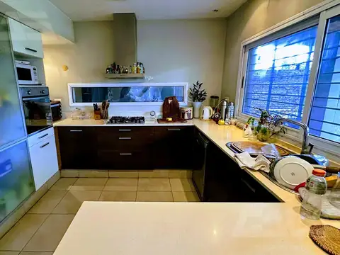 Muy Buen Chalet De 5 Ambientes En Excelente Estado Y En Excelente Zona De Castelar
