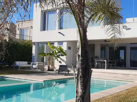 Casa en Alquiler Temporal con 2 cocheras