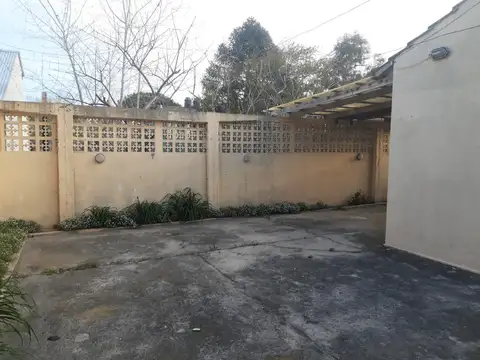 Casa con patio - parrilla y espacio de auto techado - Mar del Tuyú - 3 cuadras del Mar