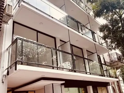 moderno local a estrenar sobre Alsina al 2100 en Balvanera