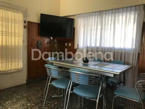 Casa Chalet  en Venta ubicado en Castelar, Morón, G.B.A. Zona Oeste