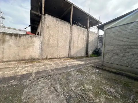 Venta de local con terreno libre en Quilmes