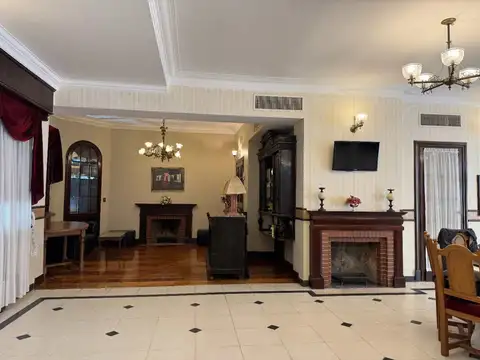 Casa en Alquiler con 8 cocheras