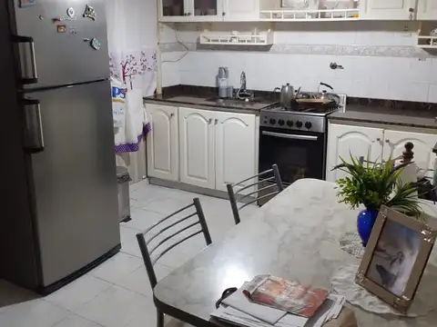 Casa De 3 Ambientes Sobre Lote Propio, Con Jardín Y Cochera!