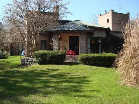 Excelente casa a la Venta con Renta.