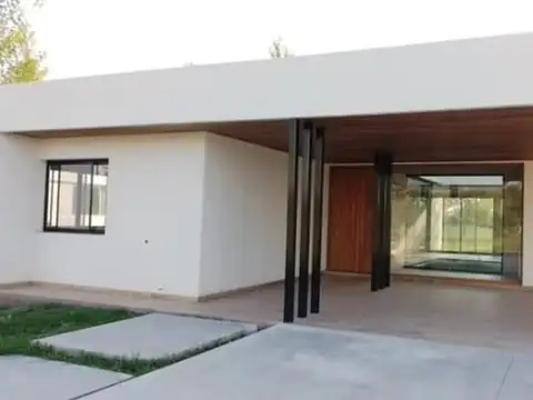 Casa 4 ambientes con 3 baños