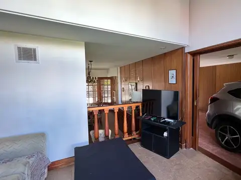 Chalet en tradicional barrio Los Troncos