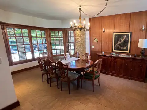 Chalet en tradicional barrio Los Troncos