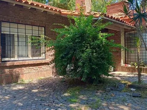 Casa 6 ambientes con 2 baños