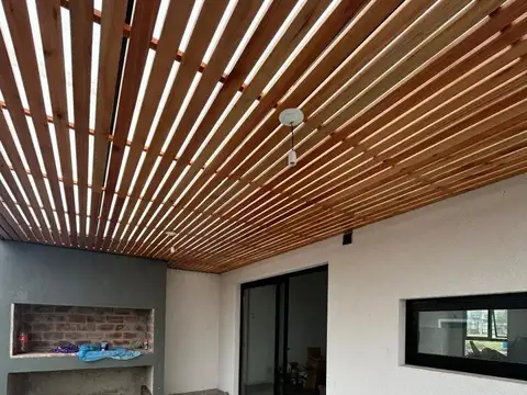 Casa 4 ambientes con 2 baños