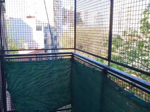 2 AMBIENTES AL  FRENTE CON BALCON