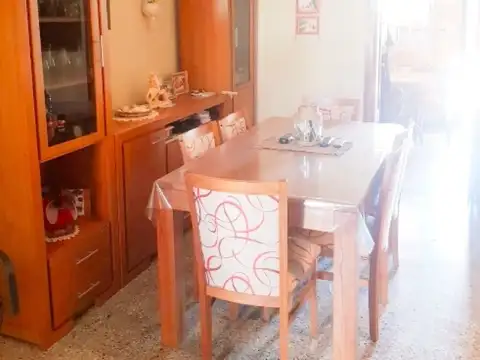 Casa con parque, cocheras y un departamento de 2 ambientes al fondo