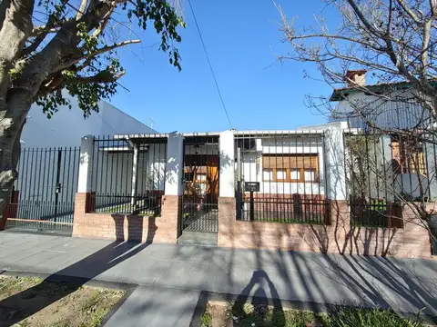 Casa 3 ambientes con lavadero parrilla, quincho y cochera múltiple