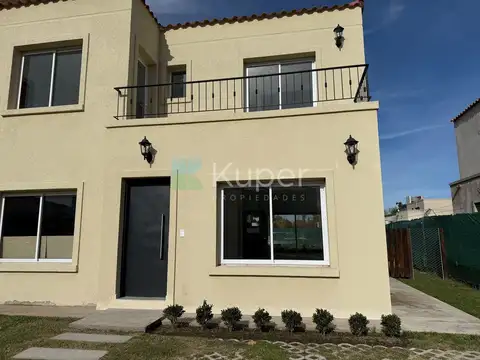 LA ANGELICA VENTA DUPLEX  3 DORMITORIOS CON JARDIN .