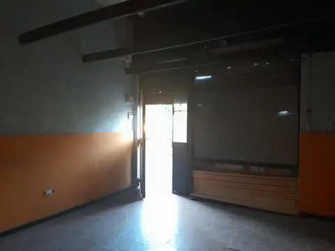 Casa mas Local a refaccionar en Devoto sobre Av. Mosconi