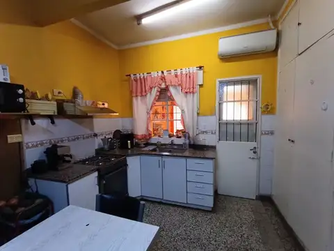 Venta Casa 4 amb. Fondo y cochera. Luzuriaga!