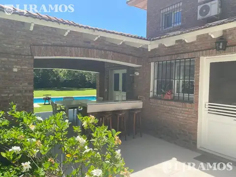 Casa en Venta con 10 cocheras