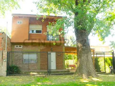 Venta casa de diseño moderno con pileta y amplio espacio verde en Tortuguitas.