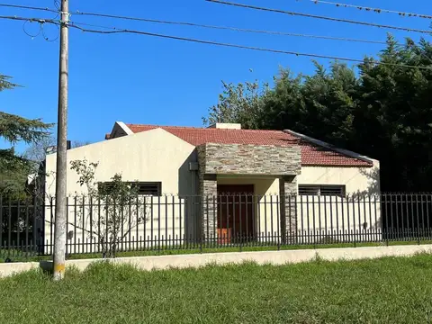 VENTA CASA 3 DORMIT CON PARQUE, PILETA Y PARRILLA