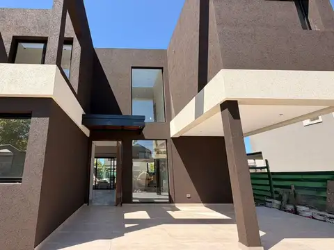 VENTA casa Puertos del Lago 5 ambientes