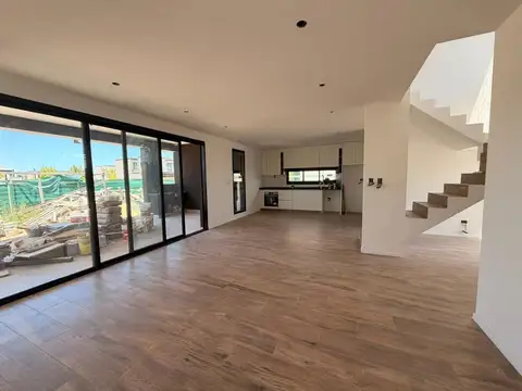 Casa 5 ambientes con 3 baños