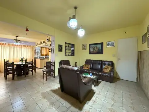 Casa 8 ambientes con 2 baños