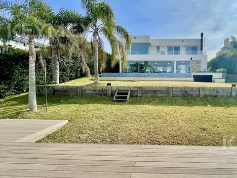 Casa en Alquiler con 3 cocheras