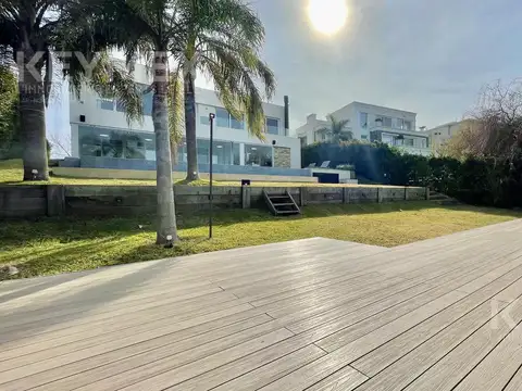 Casa 6 ambientes con 5 baños