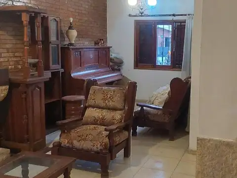 Casa 5 ambientes con 2 baños