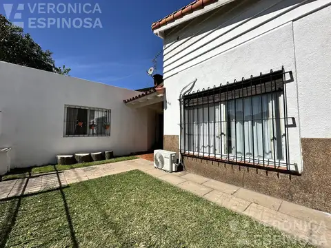 CASA EN VENTA DE CUATRO AMBIENTES EN VENTA- MORON SUR  -PATIO PILETA