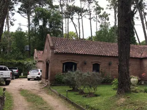 Casa en venta - 4 dormitorios 3 baños - 290mts2 - Carilo