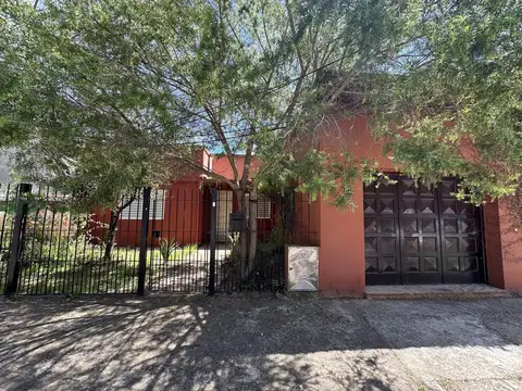 Venta casa 3 ambientes con lote Hurlingham