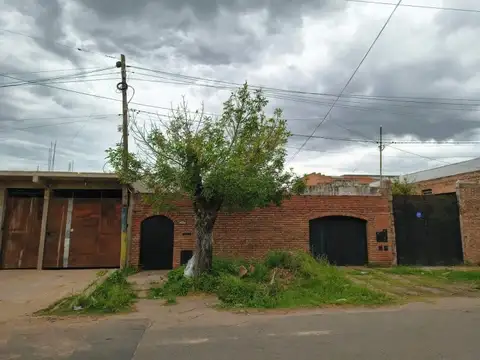 VENTA CASA - TERRENO - LAVALLE Y 27 DE FEBRERO
