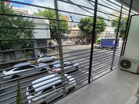 Excelente monoambiente con balcón al frente, divisible, edificio con sum, pileta laundry.