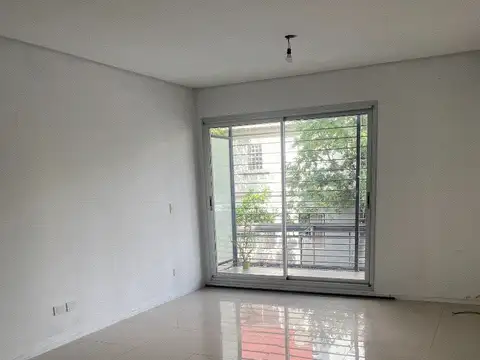 Excelente monoambiente con balcón al frente, divisible, edificio con sum, pileta laundry.