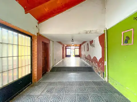 Casa 7 ambientes con 2 baños