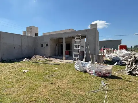 Casa 4 ambientes con 2 baños