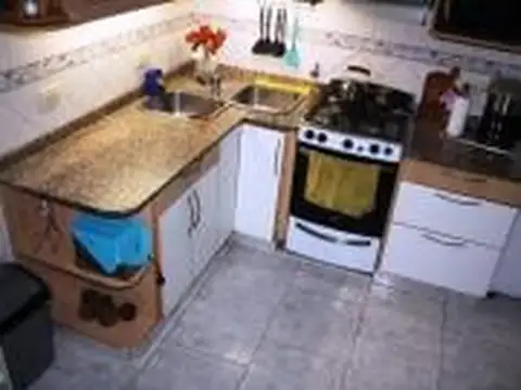 Casa 5 ambientes con 2 baños