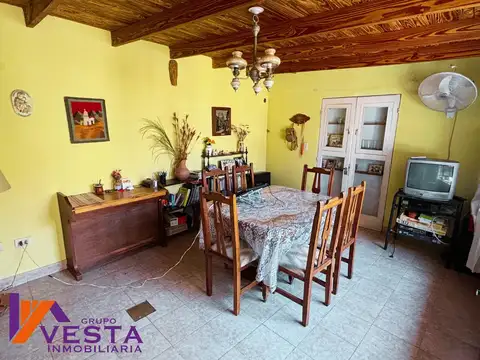 Casa 7 ambientes con 2 baños