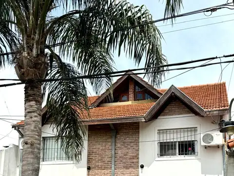 impecable, excelente entorno, prox. Av, 2 dorm (suite), play, cochera y lindo patio