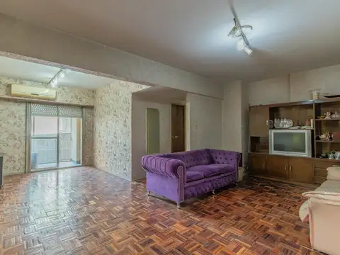 VENTA DEPARTAMENTO 4 AMBIENTES CON COCHERA EN FLORES.