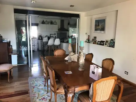 Casa 9 ambientes con 2 baños