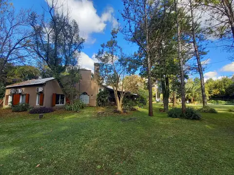 Quinta en Pilar de 280m2. Terreno de 4744m2. Piscina Jardín.