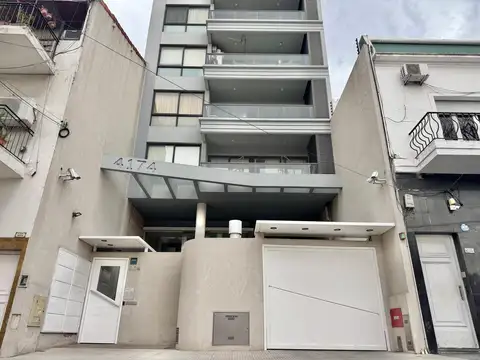 Fantástico departamento de tres ambientes (opcional cochera) con parrilla en La Lucila.