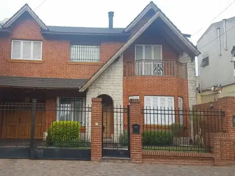 Chalet c/piscina, quincho, parque y cochera