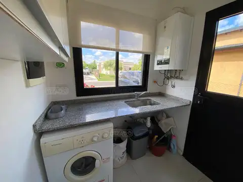 Casa 5 ambientes con 3 baños