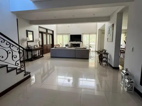 Casa en Venta en Abril Club De Campo, USD 750.000