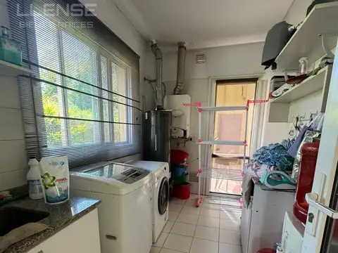 Casa 6 ambientes con pileta y cocheras en venta - Abril Club De Campo