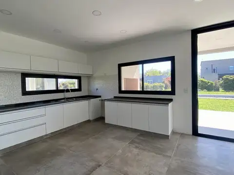 Casa 5 ambientes con 3 baños